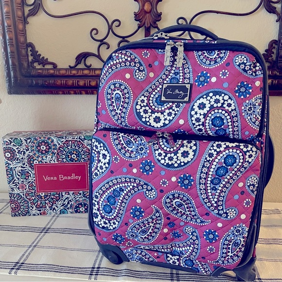 Vera Bradley Other - Vera Bradley spinner carry on